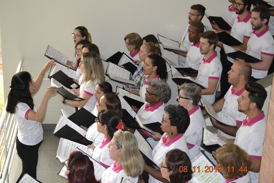 Apresentação do Coral Acordes Vocais no Simpósio de Educação do Hospital de Amor