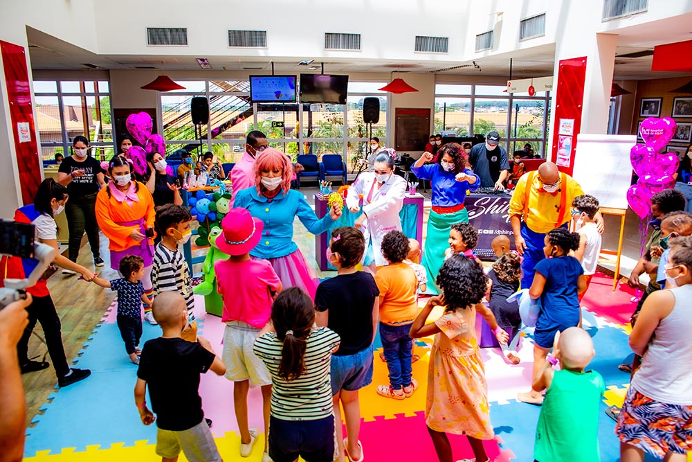 Fábrica de Sonhos é apresentado presencialmente para pacientes do Hospital de Amor Infantojuvenil