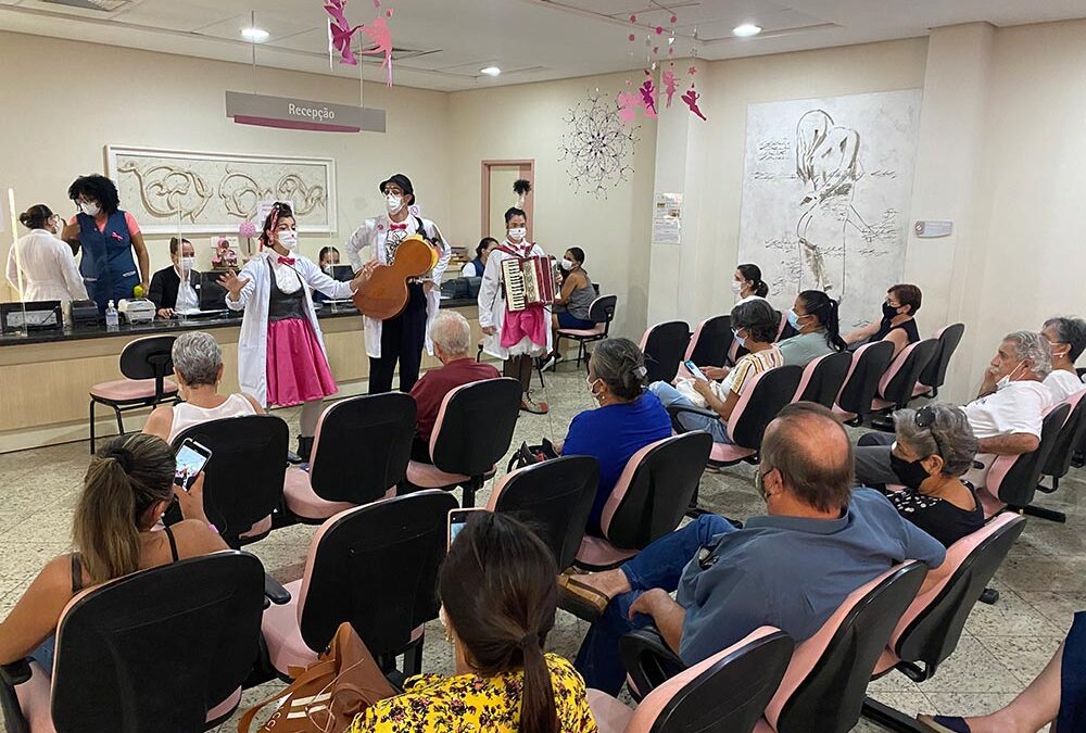 Outubro Rosa: Palhaços da Alegria realizam ação de conscientização sobre o câncer de mama