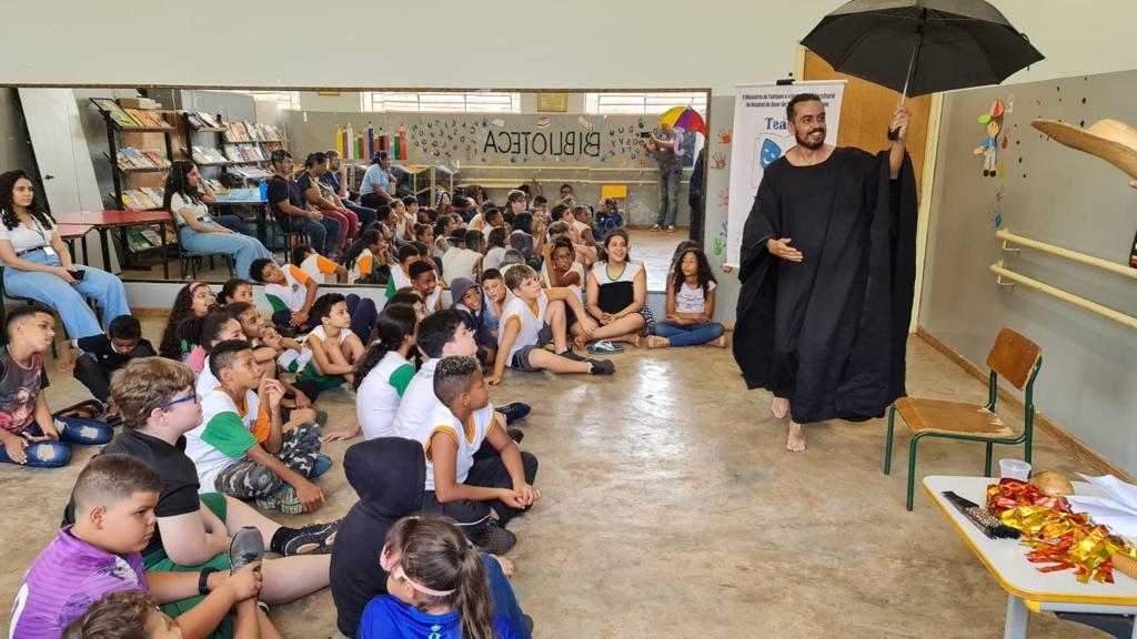 Ministério do Turismo e o Instituto Sociocultural do HÁ promovem projeto de teatro para alunos da escola Marlene Carboni, de Barretos