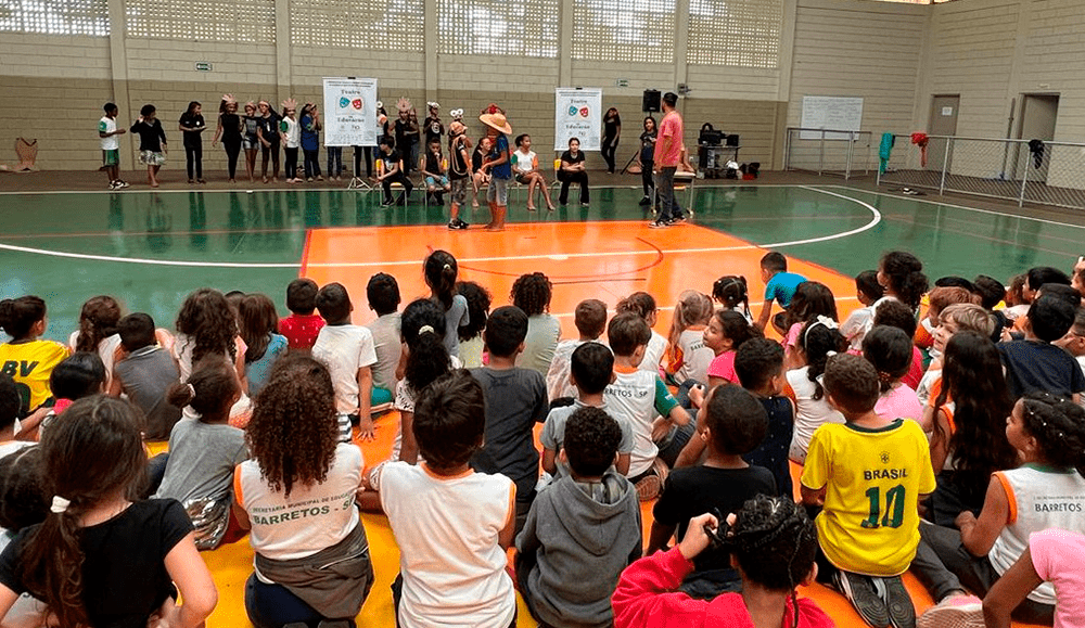 Ministério do Turismo e o Instituto Sociocultural do HÁ encerram com chave de ouro projeto ‘Teatro na Educação’ 2022 para alunos da Escola Municipal Marlene Carboni, de Barretos