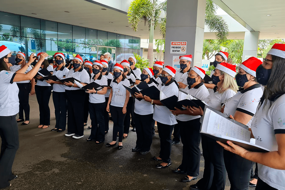 Coral Acordes Vocais realiza apresentações especiais de Natal e emociona pacientes do HA e população de Barretos