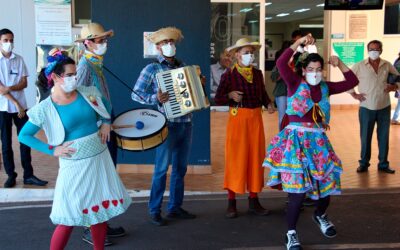 Palhaços da Alegria + mês de junho = Animação e cortejo junino!