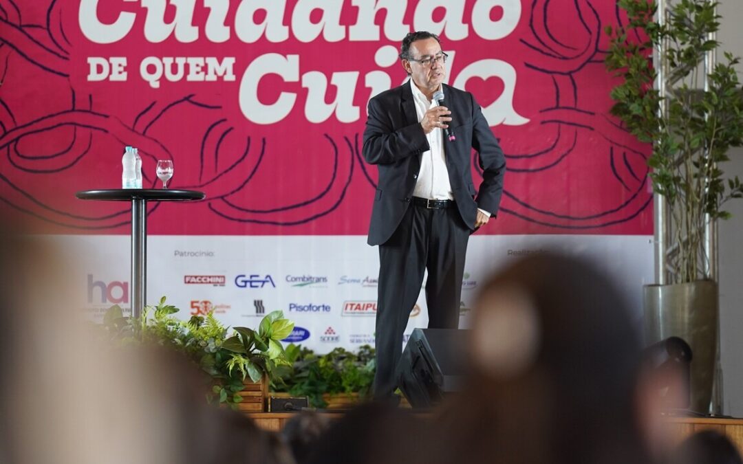 Por meio do Instituto Sociocultural, Augusto Cury realiza palestra para os colaboradores do Hospital de Amor