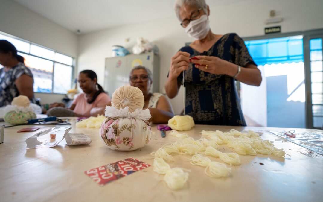 IFSP Campus Barretos, em parceria com o Instituto Sociocultural, realiza Oficina de Artesanato Cultural para pacientes e acompanhantes do Hospital de Amor