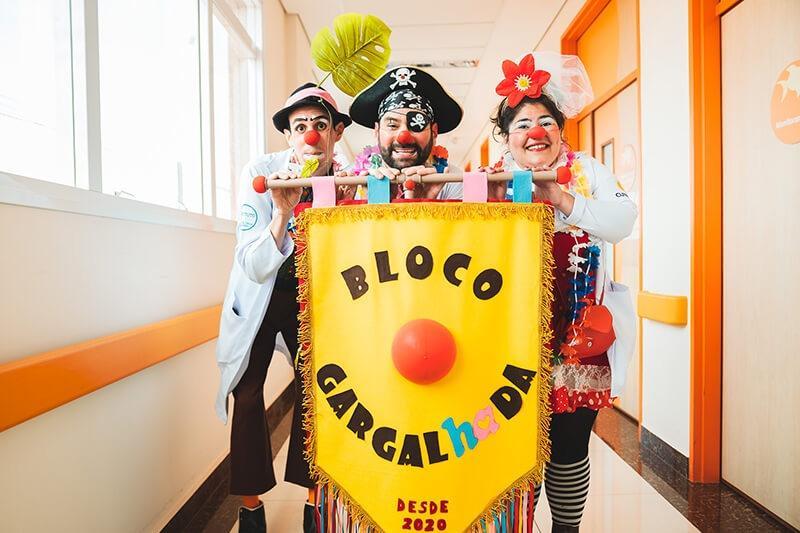 Bloco da Gargalhada passou pelos corredores do Hospital de Amor levando muita alegria e música