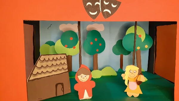 Cenário: Assista a história da Chapeuzinho Vermelho na caixa cênica