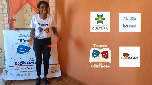 Transforme o papel em vários objetos no Jogo Teatral