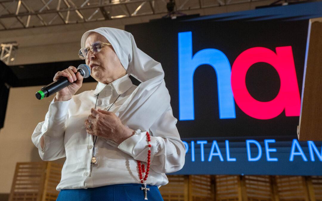 Esperança e fé: irmã Zélia traz mensagem de esperança para os colaboradores do Hospital de Amor no último Cuidando de Quem Cuida
